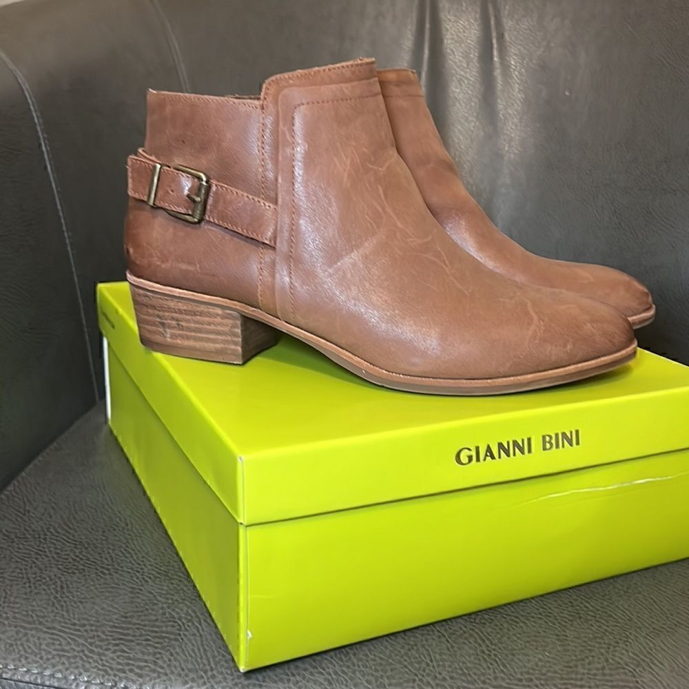 Gianni Bini Brown Leather Bootie. Good condition. Size 8.5